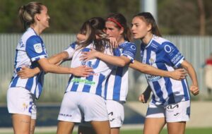 Las jugadoras del Sporting celebran el primero de los goles, obra de Patri Ojeda. / Foto: www.lfp.es.