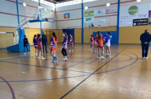 Las jugadoras del CB La Palma en los prolegómenos de su partido ante el CB Mazagón. / Foto: @CBLaPalma95.