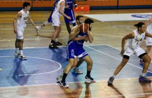 Sumar un nuevo triunfo es el reto del líder invicto Ciudad de Huelva en su partido del domingo en Dos Hermanas. / Foto: CB Huelva La Luz.