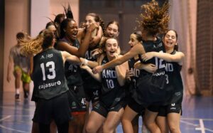 Alegría de las jugadoras andaluzas del Cadete Femenino tras ganar a Canarias y asegurar la medalla de bronce. / Foto: FAB.