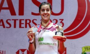 Carolina Marín posa con la medalla y el trofeo de subcampeona del Masters de Indonesia. / Foto: Badminton Photo.