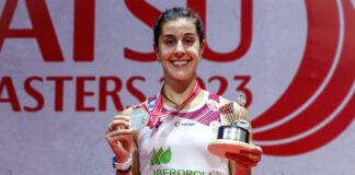 Carolina Marín posa con la medalla y el trofeo de subcampeona del Masters de Indonesia. / Foto: Badminton Photo.