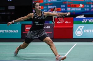 Nuevo triunfo de Carolina Marín en Indonesia, ahora ante la tailandesa Ongbamrungphan accediendo así a los cuartos de final. / Foto: Badminton Photo.