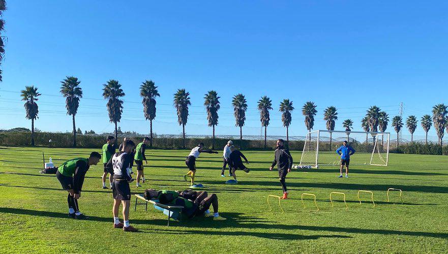 Los jugadores del San Roque, en un entrenamiento esta semana preparando el partido en Granada. / Foto: @SanRoqueLepe.