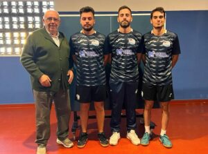 El entrenador Leopoldo Mata junto a los jugadores Manu Vázquez, Daniel Fernández y Javier Ruiz.