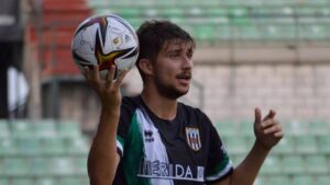 Mario Robles, nuevo jugador del Recre, en un partido en su estancia en el Mérida. / Foto: AD Mérida.