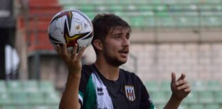Mario Robles, nuevo jugador del Recre, en un partido en su estancia en el Mérida. / Foto: AD Mérida.