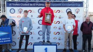 Sergio Mancera, en el podio con el trofeo de subcampeón de la Excellence Cup de Óptimist que ha tenido lugar en Puerto Sherry.