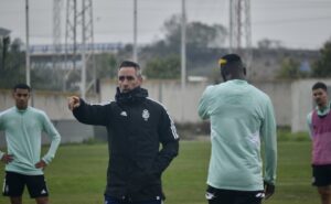 Abel Gómez, entrenador del Recre, durante una de las sesiones de trabajo del equipo. / Foto: @recreoficial.