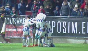 Los jugadores del Recre celebran el gol de Rubén Serrano que sirvió para ganar en Yecla. / Foto: Captura imagen Fútbol Directo.