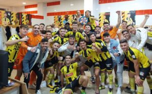 Hubo celebración de los jugadores del San Roque en el vestuario tras ganar al Cartagena B. / Foto: @SanRoqueLepe.