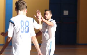 Un difícil partido espera al Smurfit Kappa en la cancha del intratable líder, Cádiz Virgili. / Foto: @LaPalmaFS.