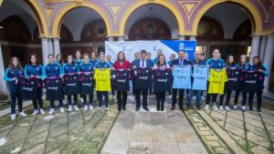 Un momento del acto de presentación de las nuevas camisetas del Sporting Club de Huelva.