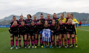 Las jugadoras del Sporting posan con la camiseta de Estrella, jugadora del Cadete del club onubense fallecida el miércoles. / Foto: www.lfp.es.