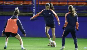 Un momento del entrenamiento del Sporting sobre el césped del Francisco de la Hera. / Foto: @FutFemRFEF.