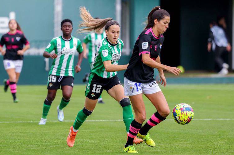 Patri Ojeda controla la pelota ante Natalia Montilla en un lance del Betis-Sporting. / Foto: www.lfp.es.