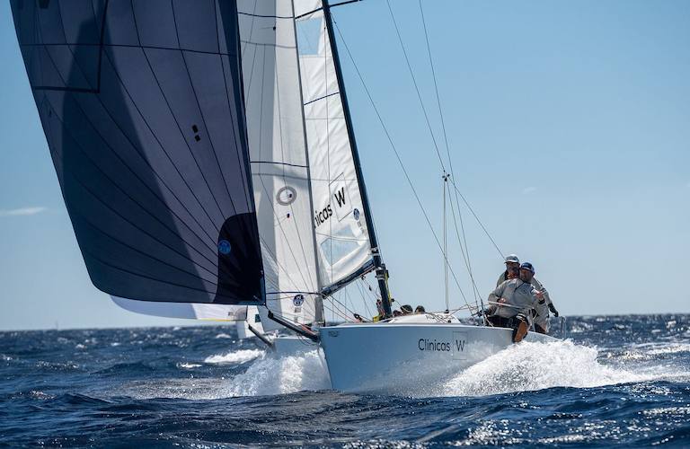 El 'Clínicas W' del onubense Ricardo Terrades navegará el último evento en febrero con el objetivo de mejorar el podio de las Barcelona Winter Series. / Foto: Óscar Torrades (torveo.es).