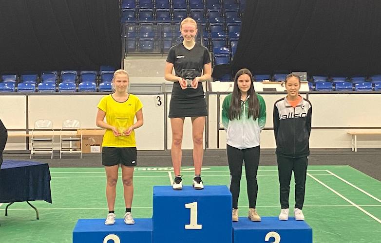 La almeriense Cristina Teruel, del CD Bádminton Huelva, en el podio en Suecia.