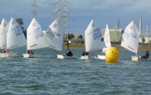 Con esta Regata/Memorial se rinde homenaje a 'Boby', persona muy influyente en el deporte de la vela en Huelva y del RCMH.