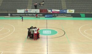 Los jugadores del CD Villalba FS celebran el triunfo logrado en San Fernando. / Foto: Captura imagen RFAF TV.