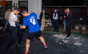 El alcalde Gabriel Cruz y la concejala de María Teresa Flores, durante su visita a las instalaciones del Club Deportivo Lion Heart Boxing.