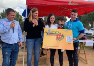 Alejandro y sus padres fueron los protagonistas de una jornada en la que el Motoclub Valverdeño les entregó una equipación y un carné de socio.