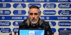 Abel Gómez, entrenador del Recre, durante la rueda de prensa de este viernes. / Foto: Captura imagen Recreativo de Huelva.