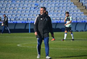 Abel Gómez, entrenador del Recre, durante un entrenamiento del equipo. / Foto: @recreoficial.