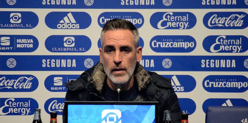 Abel Gómez, entrenador del Recre, durante la rueda de prensa de este viernes. / Foto: Captura imagen Recreativo de Huelva.