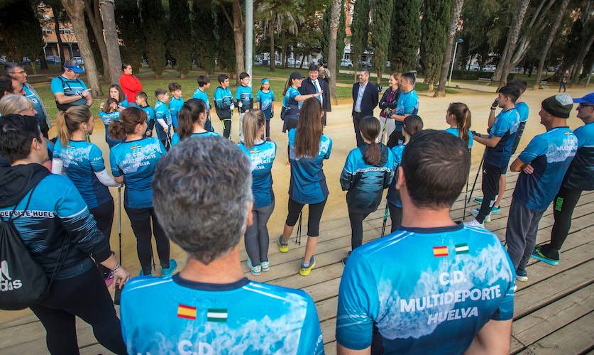 Un momento del encuentro del alcalde de la capital, Gabriel Cruz, con los componentes del CD Multideporte.