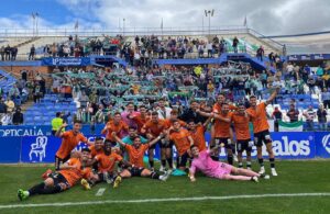 Los jugadores del Antequera posan ante sus aficionados al término del choque. / Foto: @AntequeraCF.