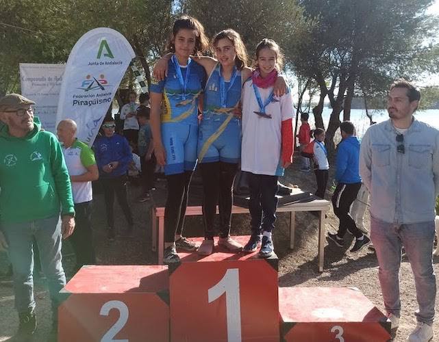 Podio de Mujer Alevín 1.500 metros, con Manuela Rodríguez y Araceli del Carmen Baz, oro y plata respectivamente.