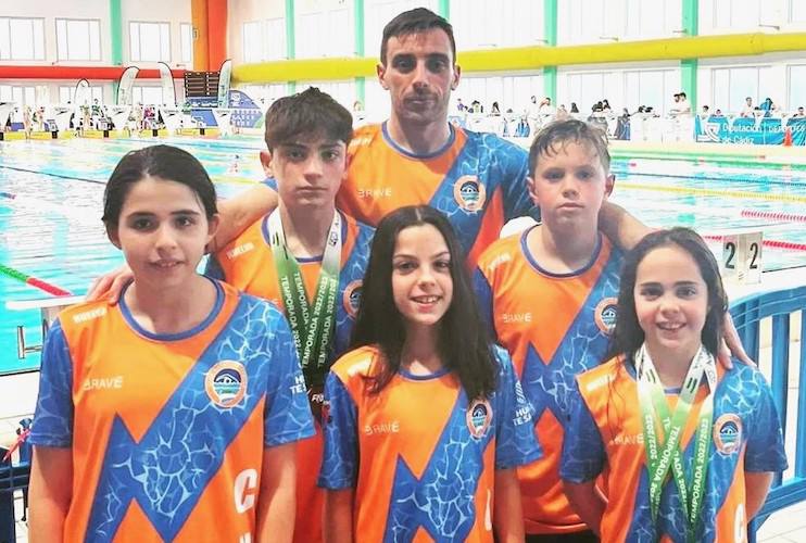 Componentes del CN Huelva en el Campeonato de Andalucía Alevín de Invierno de Natación en Cádiz. / Foto: @CNHUELVA.