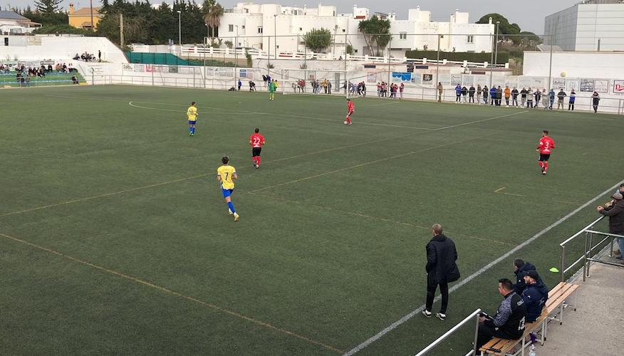 Severa derrota la sufrida por el Cartaya (4-0) en el feudo del Conil. / Foto: @AD_Cartaya.