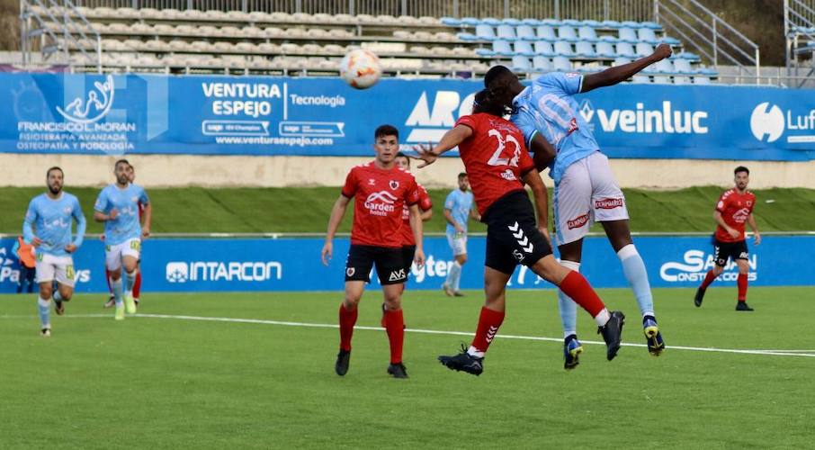 Mejorar el juego desplegado en Lucena, necesario para el Cartaya si quiere puntuar ante el líder. / Foto: Lucena Hoy.