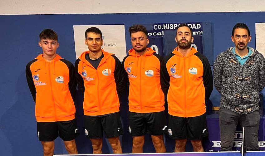 Componentes del Hispanidad TM, Miguel A. Rodríguez, Javi Ruiz, Manu Vázquez, Dani Fernández, junto al árbitro del partido, José Rafael Portela.