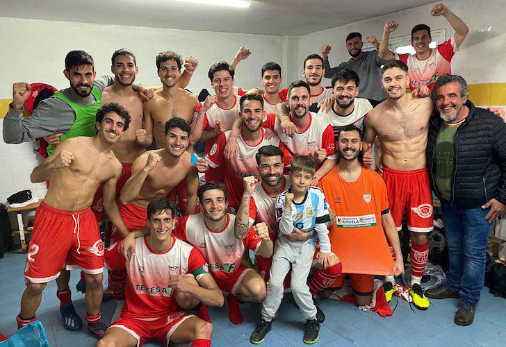 Alegría de los jugadores de La Palma tras ganar en el campo del Villafranco. / Foto: @LaPalmaCF.