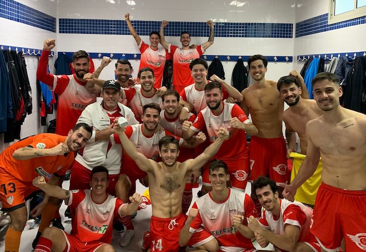 Alegría de los jugadores de La Palma tras ganar en Arcos y seguir en la pelea por el ascenso. / Foto: @LaPalmaCF.