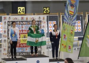 Leyre Fernández, en lo más alto del podio en la categoría Sub 21. / Foto: @clubasirio.