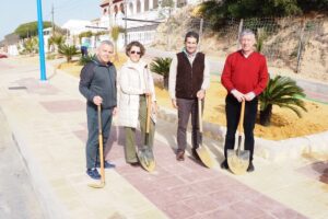 Vecinos de Mazagón plantan su propio árbol por el medio ambiente