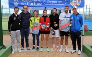 Finalistas de la categoría mixta del I Torneo del Club de Pádel de Cartaya.