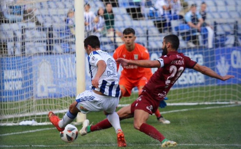 Nacho Heras, que se estrenó como goleador albiazul, hizo el tanto del triunfo del Recre. / Foto: @recreoficial.