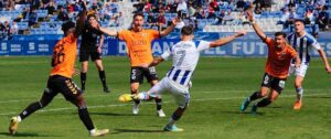 Iago Díaz intenta el remate a la portería del Antequera. / Foto: @recreoficial.