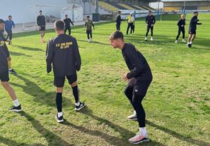 Los jugadores del San Roque, durante uno de los entrenamientos de esta semana preparando el choque ante el Vélez. / Foto: @SanRoqueLepe.