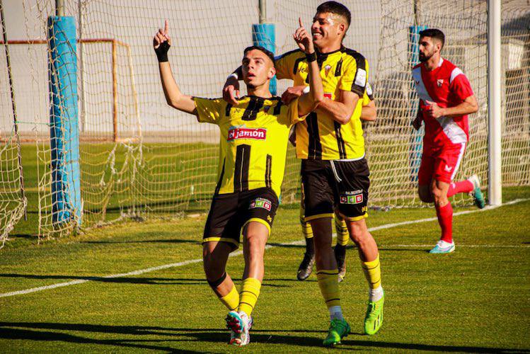 Sergio García celebra con Charaf el gol que a la postre dio el triunfo al San Roque. / Foto: @SanRoqueLepe.