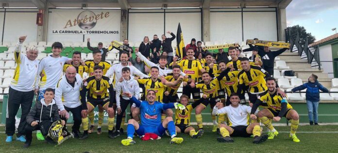 Alegría de los jugadores del San Roque al término de su partido en Torremolinos. / Foto: @SanRoqueLepe.