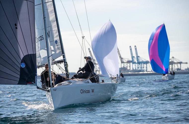 El onubense Ricardo Terrades trimando el genaker, y Adolfo López en la proa del J70 'Clínicas W Sailing Team' liderando la flota en Barcelona. / Foto: Óscar Torrades / Torveo.