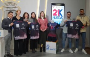 Un momento de la presentación en el Ayuntamiento de la capital de la camiseta oficial de la '21 K Ciudad de Huelva'.