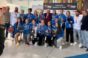 Los componentes del AVS LA Volea, con el trofeo de campeón conquistado en Zaragoza.