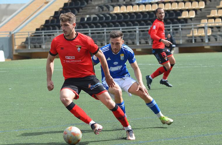 Kike Silgado, central del Ayamonte, en un lance del partido anterior ante el Xerez Deportivo. / Foto: J. L. Rúa.